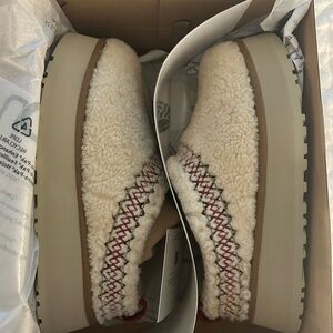 NEW Ugg Tazz mules, ivory shearling size 8.